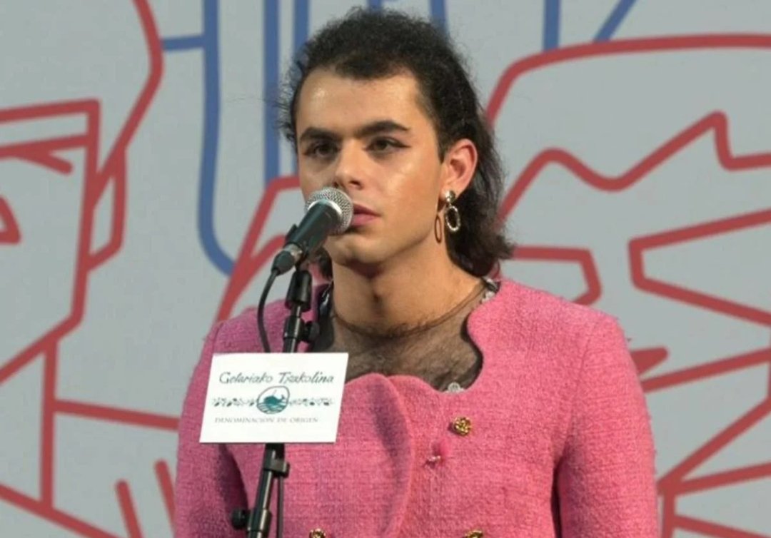 Berdin zait zer pentsatzen duzuen euskal udalekuen inguruan. Mutur eskuinak eta transfoboek gertatutakoa baliatzen ari dira Aner Peritz zein trans komunitate osoaren kontrako jazarpena gauzatu eta gorroto a zabaltzeko.
Eutsi gogor, Aner!