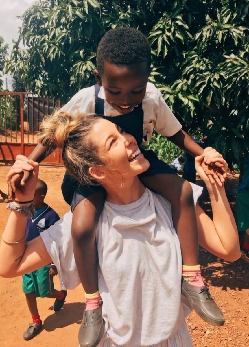 Adormeci e sonhei que a vida era alegria; 
despertei e vi que a vida era serviço;
servi e vi que o serviço era uma alegria.
(Tagore)

Bom dia!!
Ótima semana!!
☘️🎶💃🕊