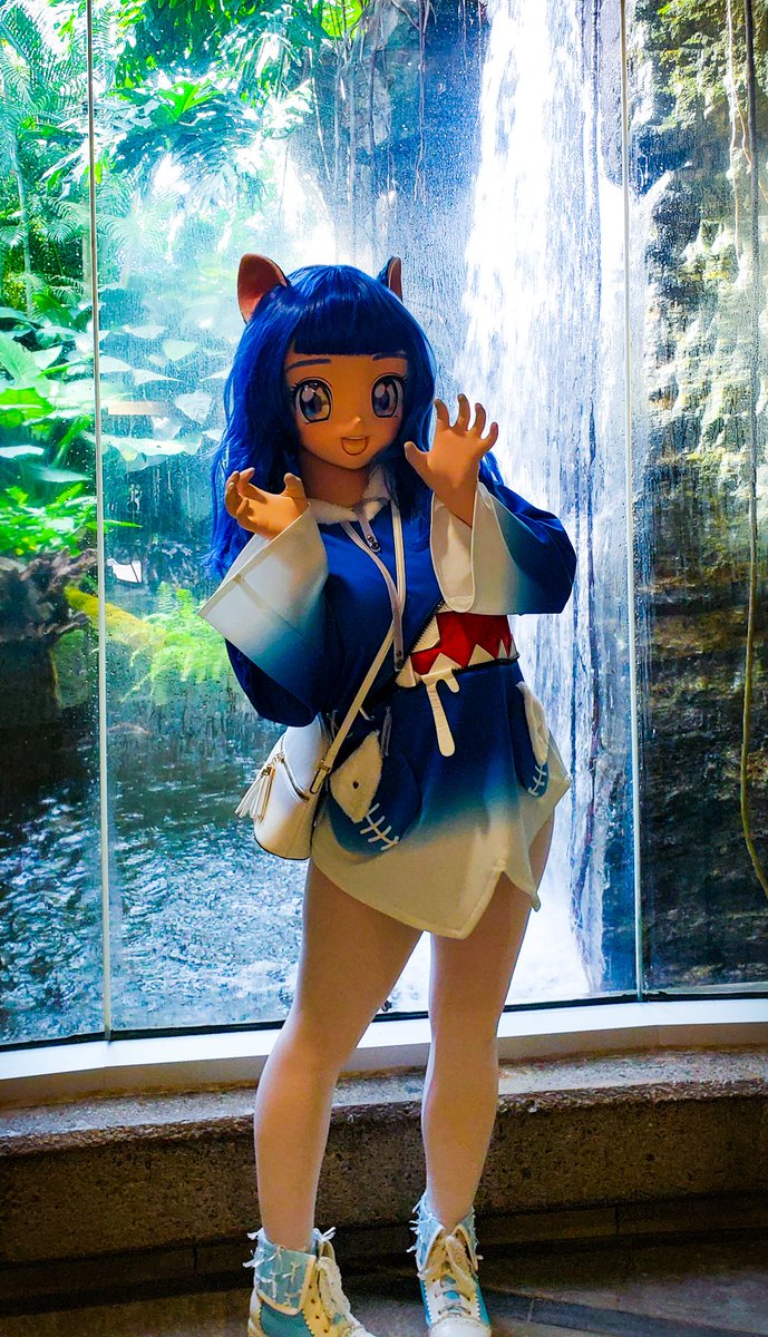 Surrounded by waterfalls &amp; nature’s magic~ 🌊🍃
May your week shine as bright and cute as this view! 💙

🎭<a href="/hyo105okame/">ひょっかめ</a>

#キグルミ #コスプレ #美少女着ぐるみ #kigurumi #cosplay #cute #costume #KigurumiWasshoi #WesternWasshoi #ANWW #gawrgura