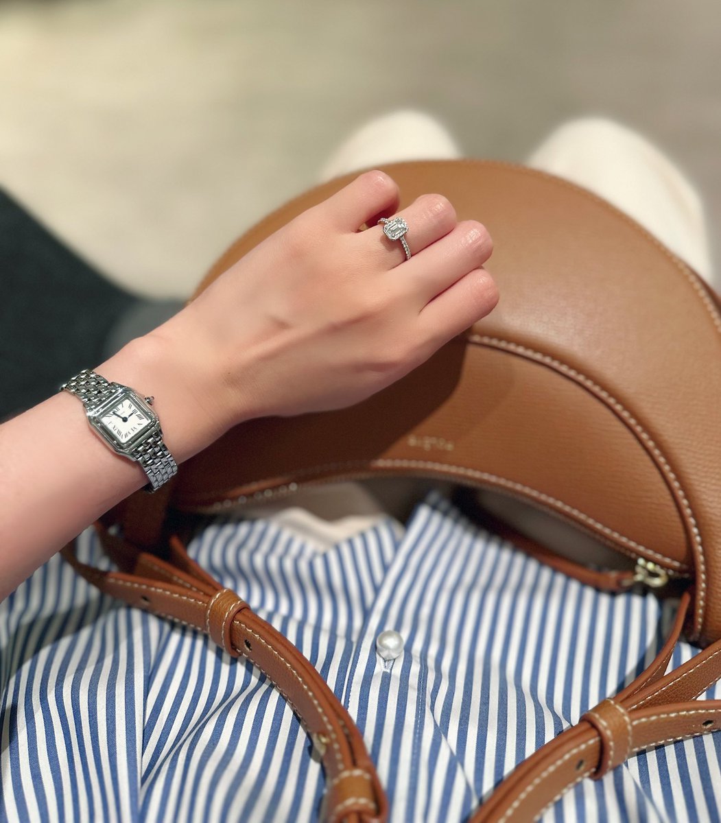 nap_vlog_'s tweet image. ポレーヌ NUMERO DIXのキャメル&amp;amp;青のストライプの色合わせがフレンチっぽくてお気に入り🇫🇷💙
パンテールとTiffanyの婚約指輪のキラキラもいい感じ☺️