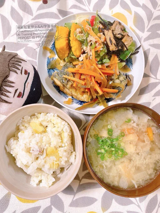 鯖の南蛮漬け、カボチャの煮物、無限ピーマン、ひじきの煮物、見えなくなってるレタス、ふわちょ、さつまいもご飯、豚汁 ワンプレートしがち