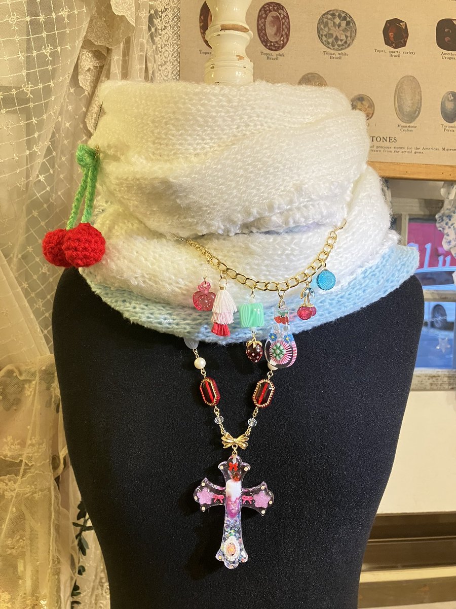 本日の惑星座様(臨時便)
特別作拝見してきました
ヒトトセ様の
シュークリーム色スワンちゃん🦢
本当にカスタードクリームのよう…美味しそ♡
<a href="/hitotose_mori/">ヒトトセ🪽ビーズ刺繍作品やコスチュームジュエリーを作っております。</a> 

filfilohilo様のスヌード
クリームソーダのスヌード2点
🍒可愛いです
<a href="/filfilo_make/">filfilo☪️26日(金)21時新作通販🕊</a> 

<a href="/wakuseiya/">惑星座 ★ 枠星屋タビオトモ</a>