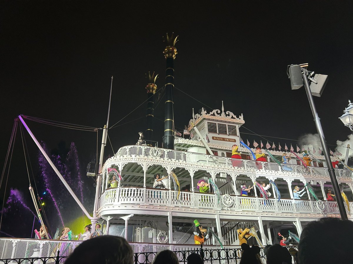 yuffy_disney's tweet photo. 初めてDLRへ！念願の朝イチ私服出勤ミッキーに会えたし何より大好きなファンタズミック！がまたみれて楽しかった。 https://t.co/I3QnZqOWFb