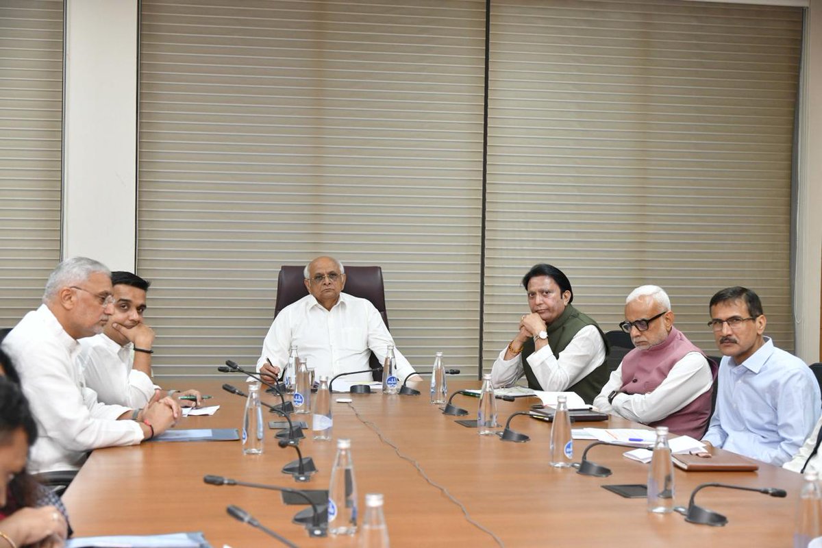 CMOGuj's tweet image. મુખ્યમંત્રી શ્રી ભૂપેન્દ્રભાઈ પટેલે રાજ્યના ઉદ્યોગ-વેપાર સંગઠનો અને અગ્રણી ઉદ્યોગકારો સાથે #NextGenGSTReforms અને #VocalForLocal - સ્વદેશી અભિયાન અંગે વિડીયો કોન્ફરન્સ યોજી હતી. નાણા મંત્રીશ્રી, ઉદ્યોગ મંત્રીશ્રી, ઉદ્યોગ રાજ્યમંત્રીશ્રી, ગૃહ રાજ્યમંત્રીશ્રી તેમજ રાજ્ય સરકારના…