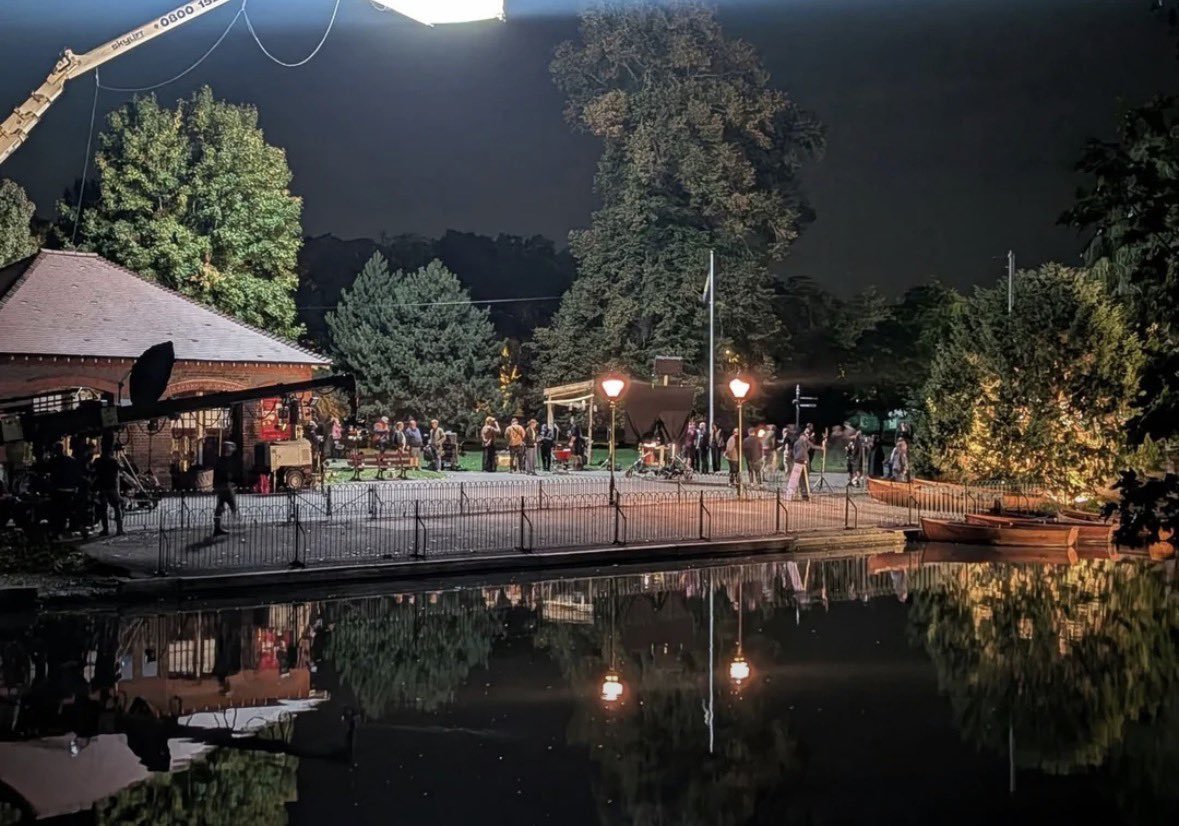 Harry Potter dizisinin kayıkta geçen sahneleri, geçtiğimiz günlerde Wardown Milli Park’ında çekildi.🎥