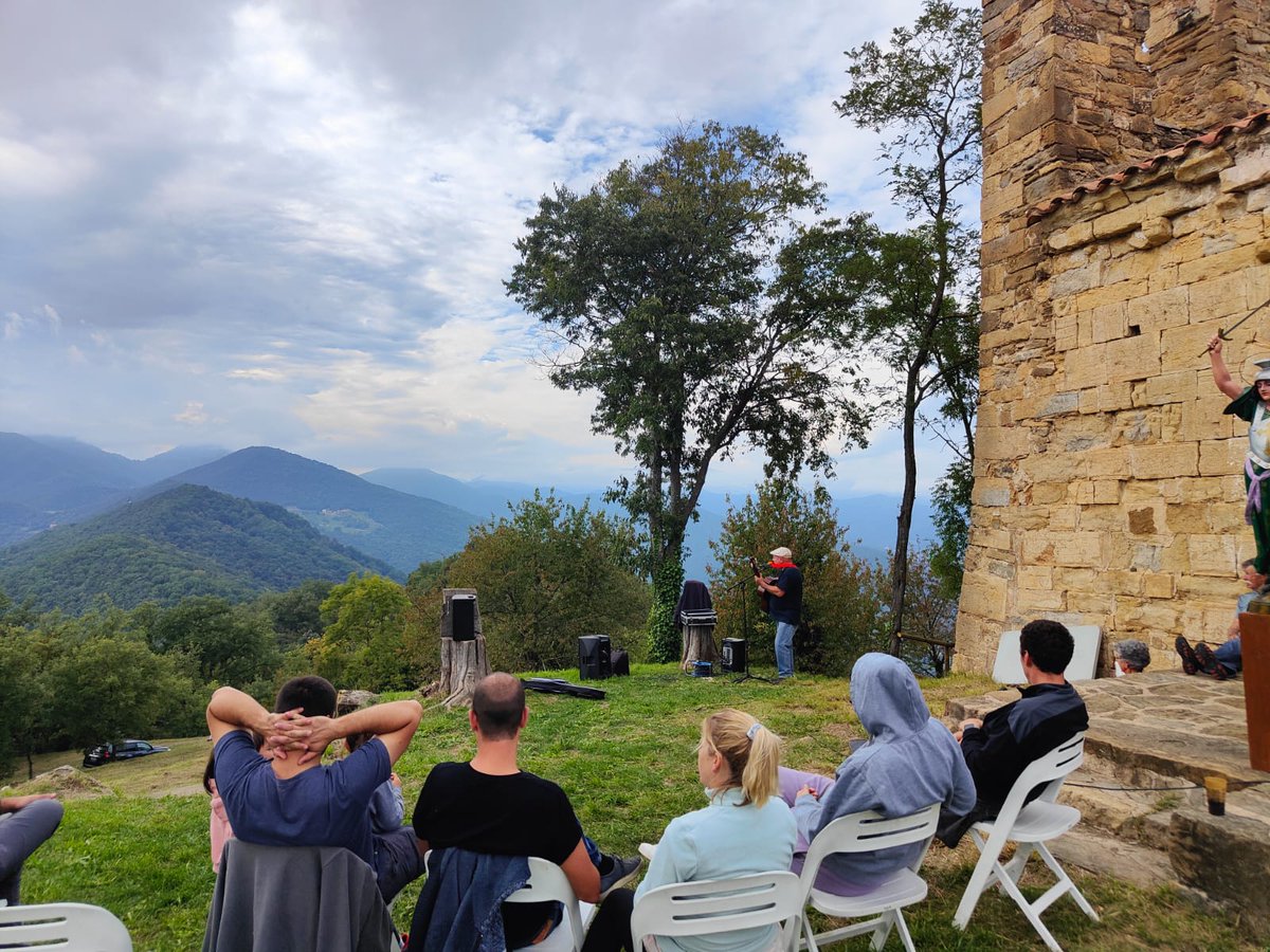 Recuperem una tradició i ho fem en un indret molt especial de la nostra Vall! Recuperem la celebració de tots els actes de l’aplec de Sant Miquel del Mont des del cim! La missa, el dinar i la música en un entorn únic i unes vistes privilegiades!