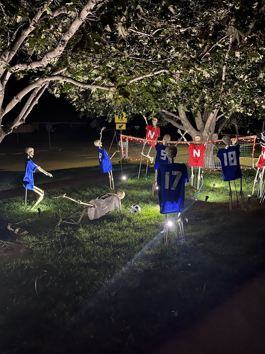 gaby_ella16's tweet photo. Nebraska vs. Creighton vball match is always a great game, for both the living and the dead…☠️🏐🖤Check out my amazing friend’s (Sue Pedersen) front yard masterpiece! 💙❤️  Featuring John Cook too!🤠 @HuskerVB @CreightonVB @Lincoln_VB @emilyehman @jcook2 @danib18 @coachbrianvb https://t.co/joORvE7rVO