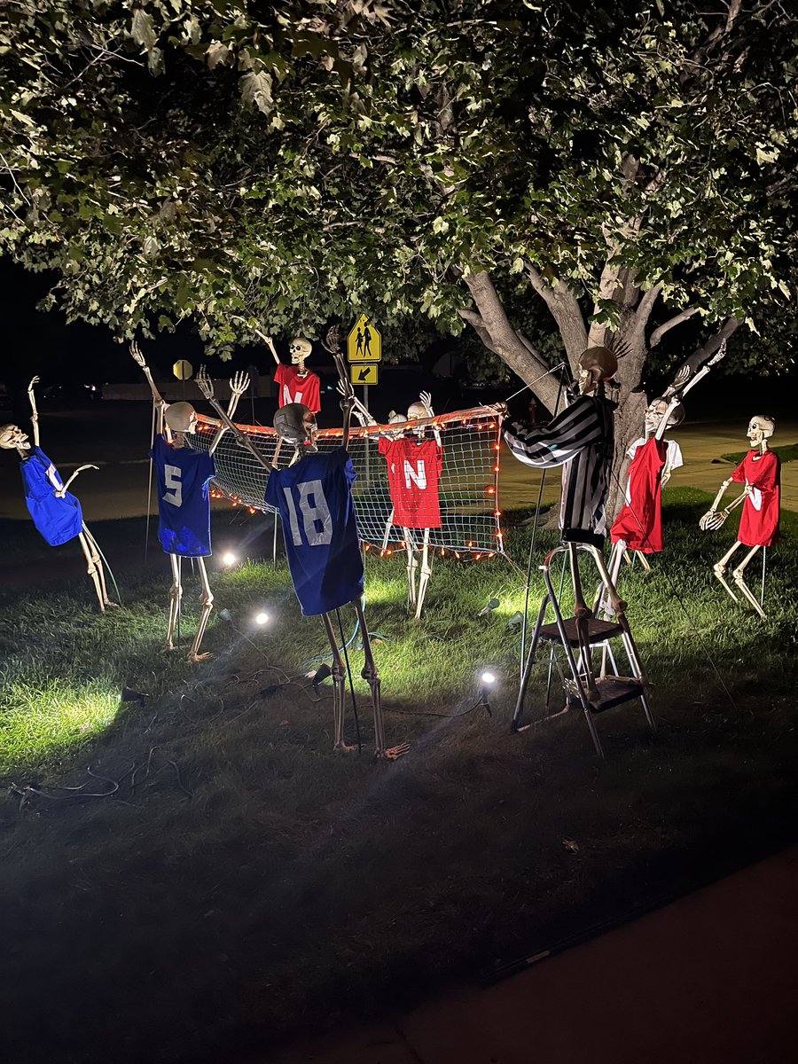 gaby_ella16's tweet photo. Nebraska vs. Creighton vball match is always a great game, for both the living and the dead…☠️🏐🖤Check out my amazing friend’s (Sue Pedersen) front yard masterpiece! 💙❤️  Featuring John Cook too!🤠 @HuskerVB @CreightonVB @Lincoln_VB @emilyehman @jcook2 @danib18 @coachbrianvb https://t.co/joORvE7rVO
