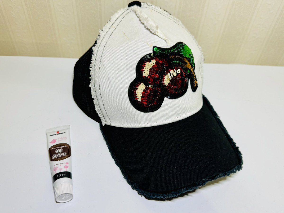 romesama_'s tweet photo. 白い所に少しシミが付いちゃった コタケさんの帽子
布えのぐで塗ってやりました！
いい感じでしょ♪ https://t.co/oy23nqw39l