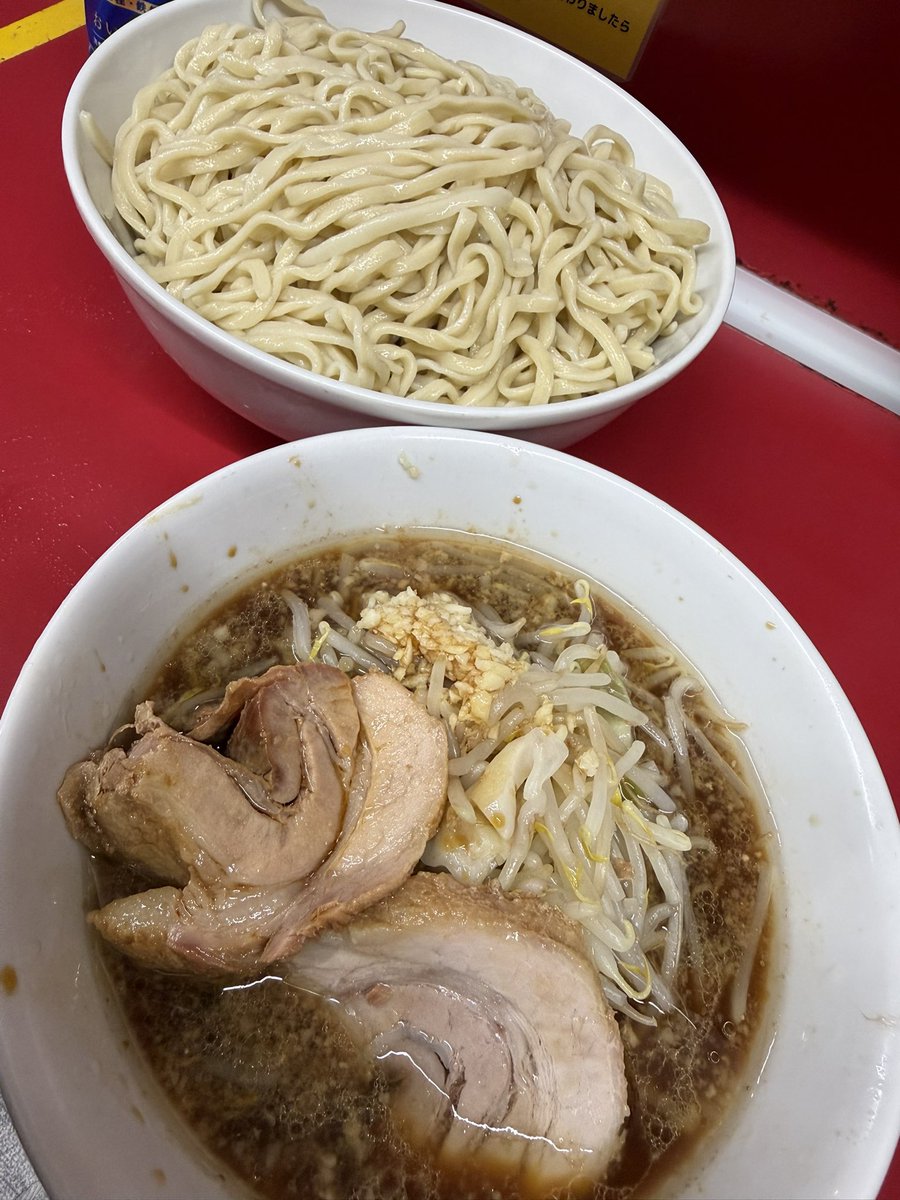 【ラーメン二郎 湘南藤沢店】#54
20:01の到着で中待ち8人 。麺あげヒロさん。本日2025年つけ麺最終日。
歩さんから食べ納めですか？と。
大つけニンニク少なめカラメ
ゆっくり味わって〆ました。
2025年は13杯でシーズンアウト。また来年！