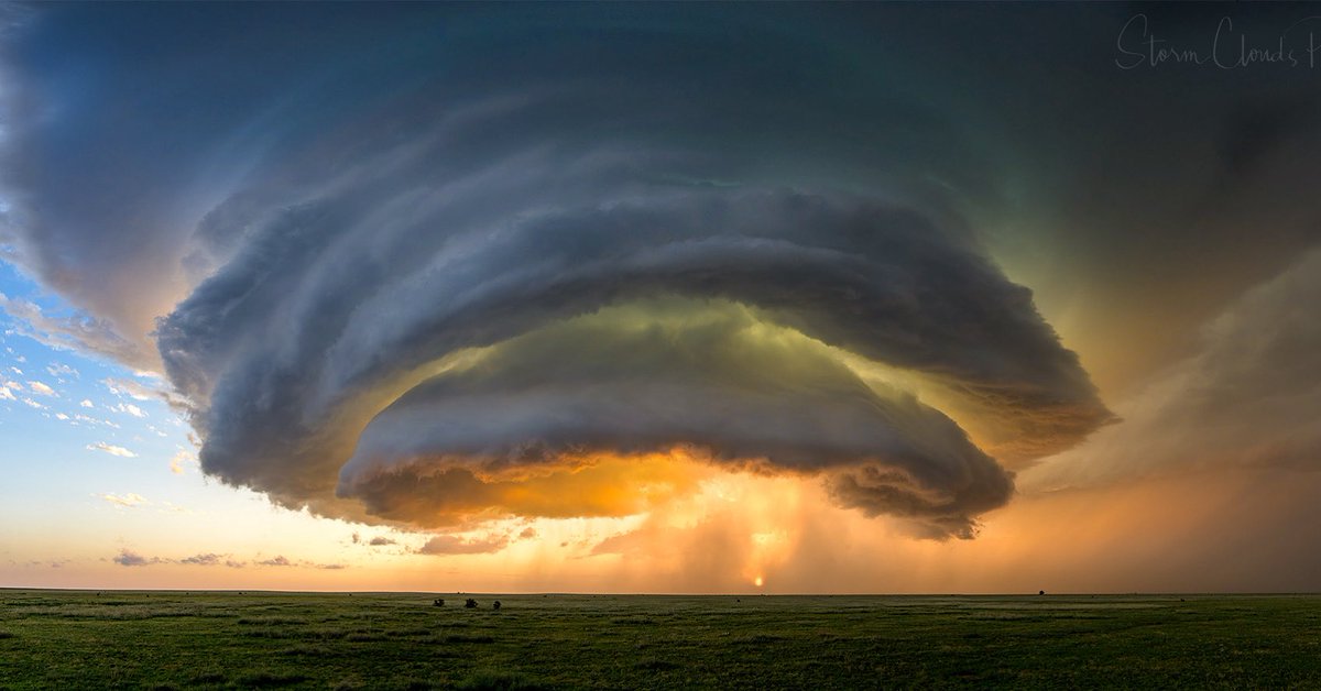 A #lowprecipitation #supercell 🛸 at #sunset in #NewMexico early June. #storm #cloudscape #weatherphotography #weather #clouds #sky #thunderstorm #stormhour #wxtwitter #zcreators #nikonz9 @nikonoutdoorsusa @nikonusa @discovery #thephotohour @xwxclub #natgeoyourshot <a href="/CloudAppSoc/">Cloud Appreciation Society</a>