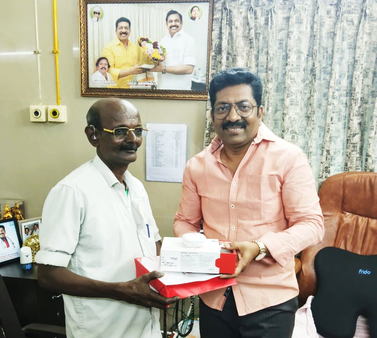 DrPSaravananMD's tweet image. மதுரை செல்லூர் பகுதியை சேர்ந்த திரு.செழியன் என்ற முதியவருக்கு எங்களது சூர்யா தொண்டு நிறுவனத்தின் மூலம் இலவச காதொலி கருவியினை இன்று (29.09.2025) வழங்கினோம்.
