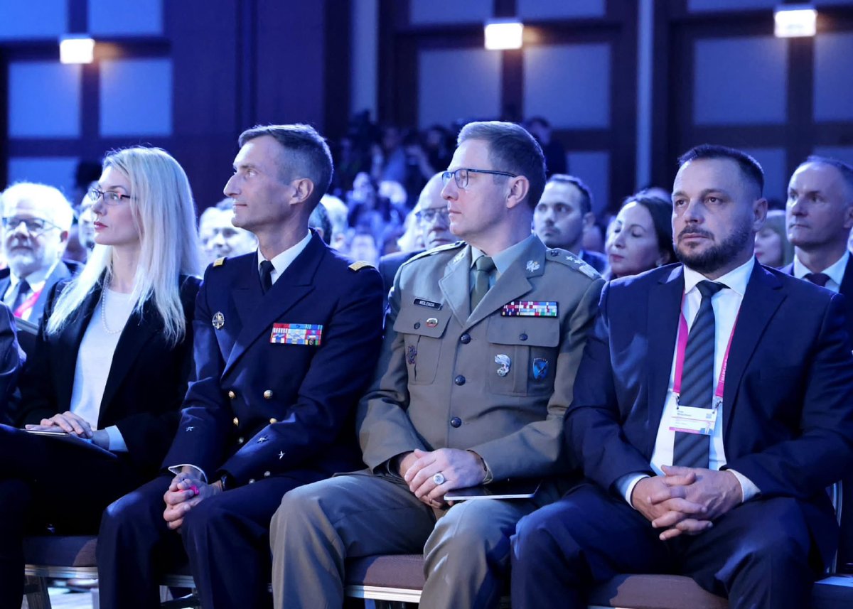 DSGashiRKS's tweet image. Minister @EjupMaqedonci begins his visit in Poland to speak and take part in @WarsawForum 2025. Freedom is never free and #DividedWeFall indeed, so #Kosova is here as part of a strong and united Europe of solidarity, in partnership with Poland. #WSF2025