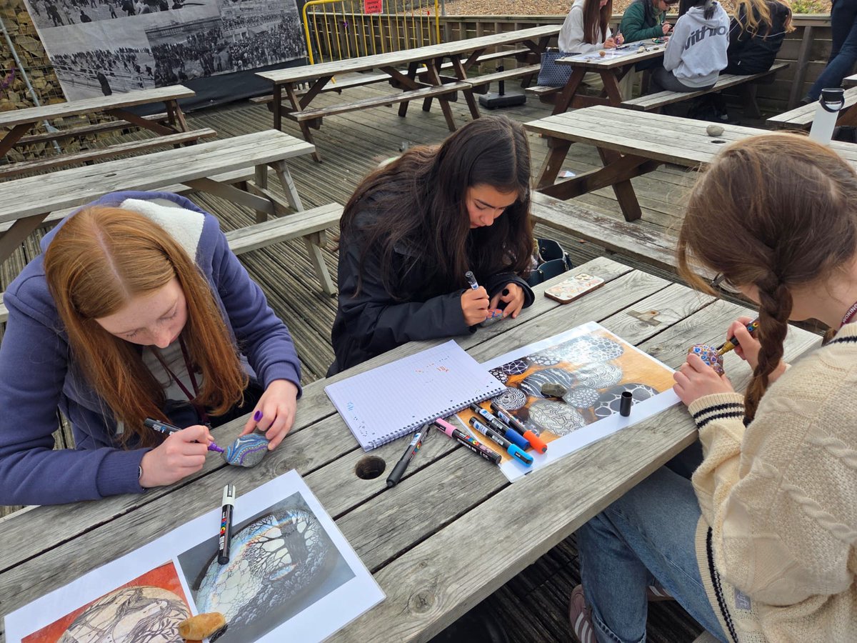 WokingCollege's tweet image. 🎨 Our Year 12 Visual Arts students enjoyed a creative day in Brighton with beach workshops in drawing, painting, textiles, photography &amp;amp; more 🌊☀️

#WokingCollege #VisualArts #Brighton #CreativeLearning

@wokingcollege