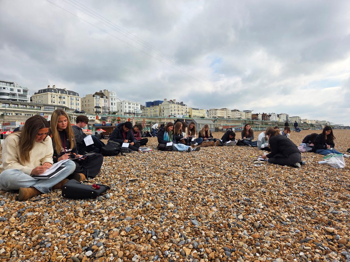 WokingCollege's tweet image. 🎨 Our Year 12 Visual Arts students enjoyed a creative day in Brighton with beach workshops in drawing, painting, textiles, photography &amp;amp; more 🌊☀️

#WokingCollege #VisualArts #Brighton #CreativeLearning

@wokingcollege