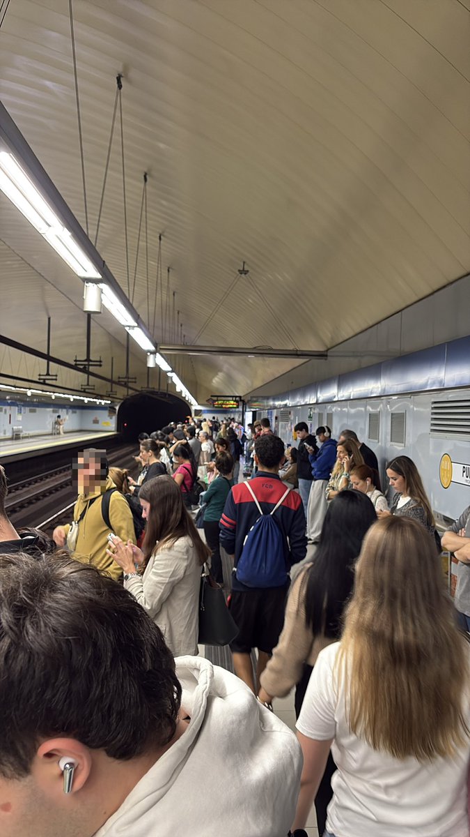 ManmeRB's tweet photo. @metro_madrid este es el andén 1 de la L10 en Plaza de Castilla. Llevamos más de 6’ esperando y no llega ningún metro. No se cabe en el andén. ¿Qué pasa? #metromadrid https://t.co/Fn1TnBwQ0m