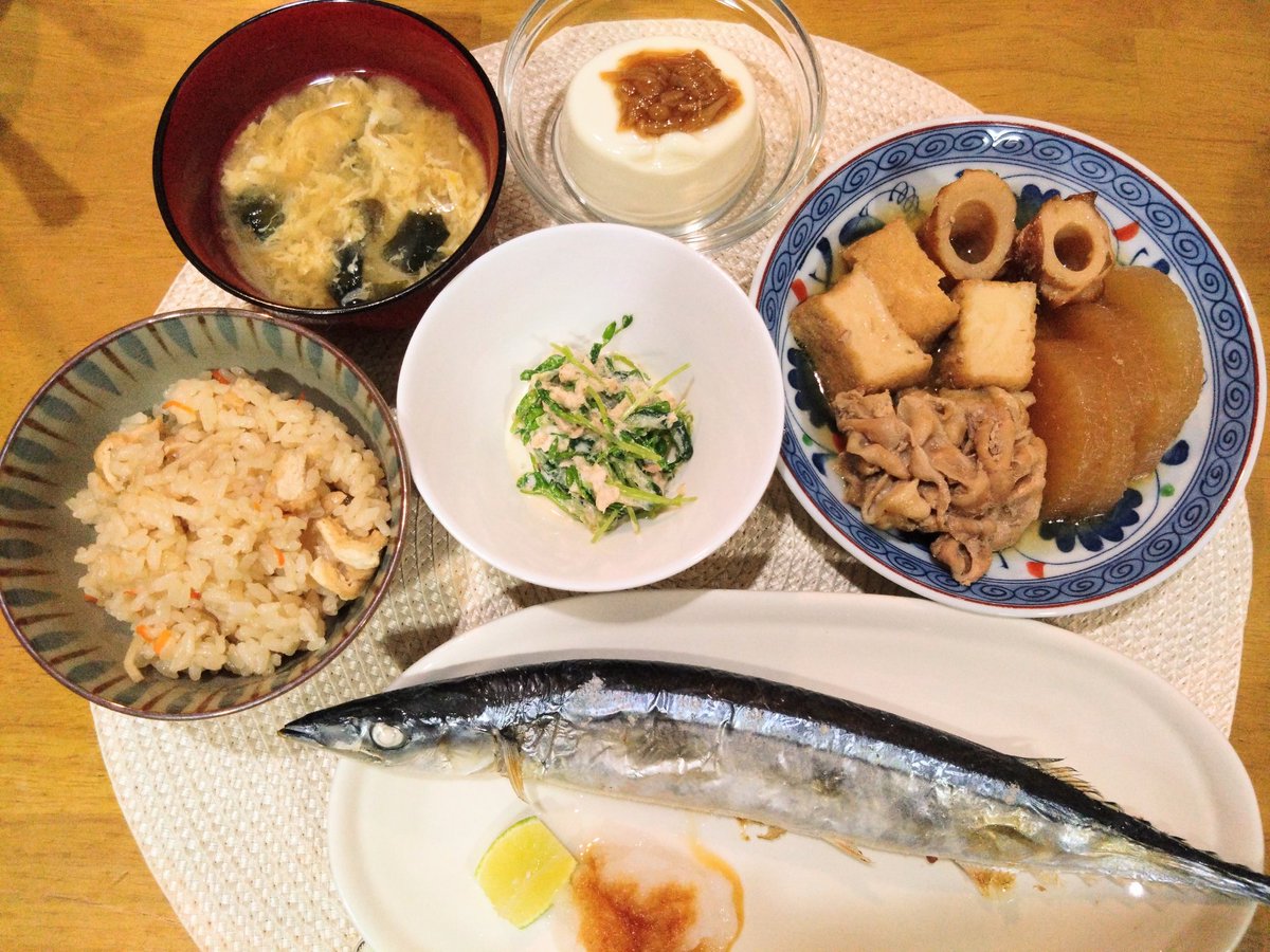 Sunmama15's tweet photo. 今日の晩ごはん

■秋刀魚��塩焼き
■大根の炊いたん
■豆苗ときゅうりとツナのサラダ
■冷奴
■サツマイモとワカメとキノコのかきたま汁
■生姜の炊き込みご飯
ムスメが和食が食べたい😋と帰省。今日も美味しくいただきます！
#晩ごはん　#おうちごはん　#料理記録　#献立　#和食　#秋刀魚 https://t.co/wbCpo3DLyQ