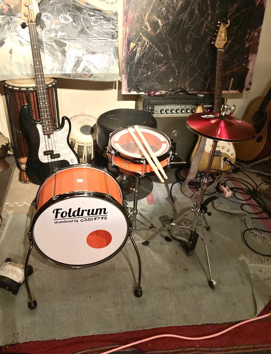 drutsumuri's tweet photo. 持ち運びフォーアフター🐌
今日はFoldrumの10インチスネアと14インチバスドラムのキット！
シンバルは音量とかスペースの都合で10インチハイハットのみ。これでもじゅうぶん演奏できて楽しい〜
#Foldrum
#ASPR https://t.co/ux26SydTue