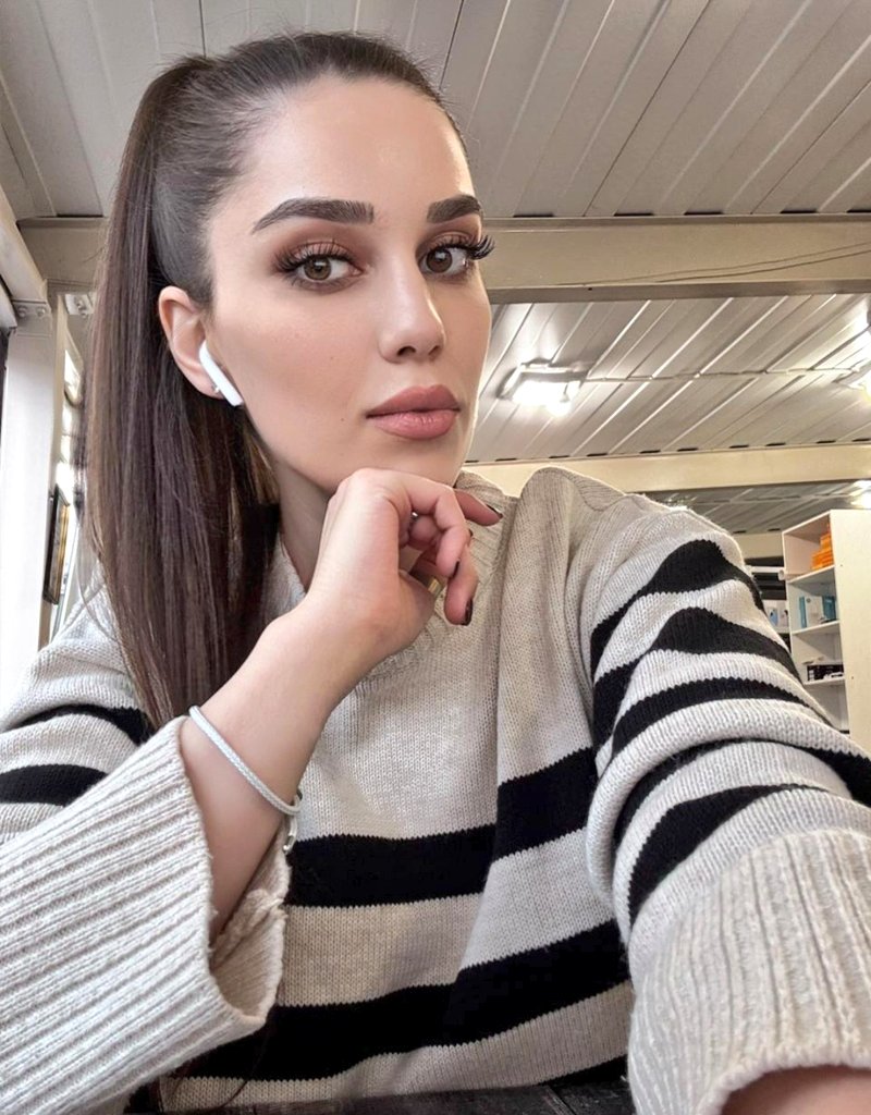 اليوم اشتغلت كتير بدي حدا يشم جواربي و يلحس رجلي، مين اول واحد ؟ 🫦💋