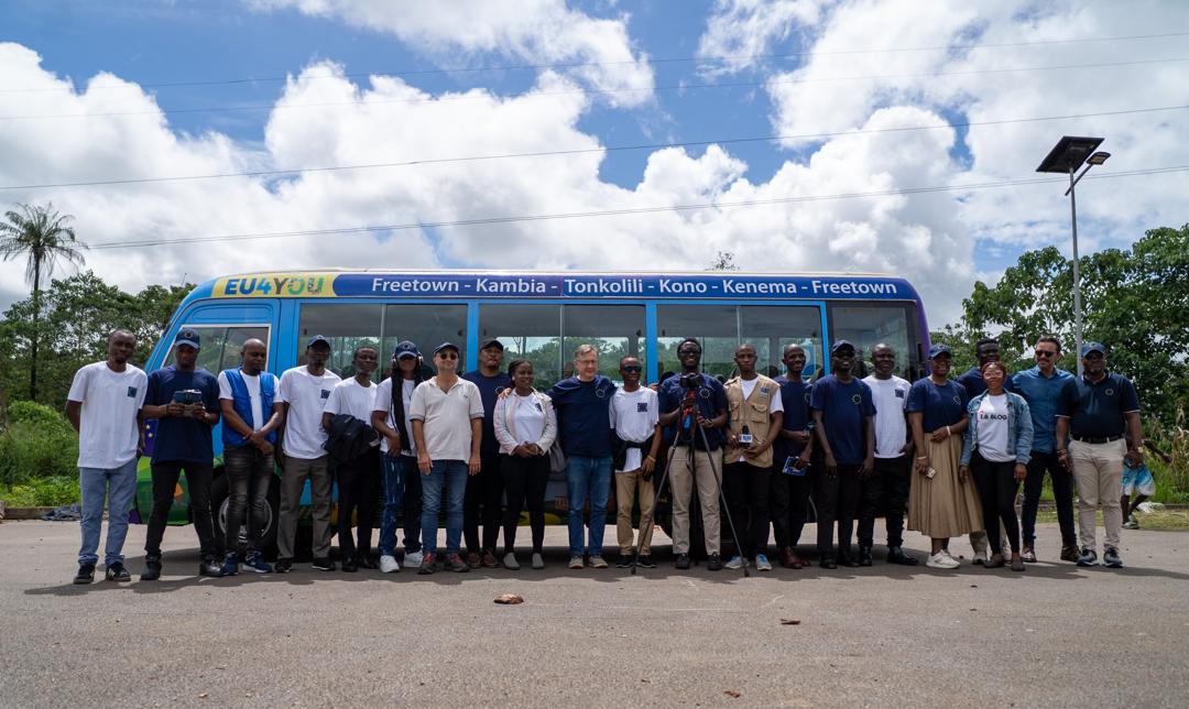 The #EUBusTour2025 kicked off this morning from #Freetown to #Kambia with Amb. <a href="/JJankowskiEU/">JacekJankowskiEU</a>, the <a href="/IrlEmbFreetown/">Ireland in Sierra Leone</a> team, media &amp; influencers. The tour showcases the impact of the #EU–Sierra Leone partnership on communities across the country. 🇪🇺🇸🇱 #EU4You  #EUnaSalone