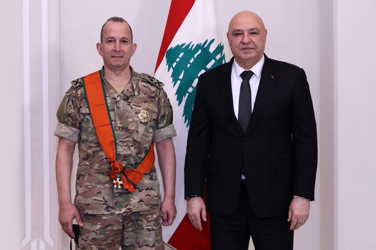 LBpresidency's tweet photo. الرئيس عون اطلع من قائد الجيش العماد رودولف هيكل على الأوضاع الأمنية في الجنوب والمناطق اللبنانية كافة، وقلده وسام الأرز الوطني من رتبة الوشاح الأكبر تقديراً لعطاءاته وللمهام القيادية التي يتولاها https://t.co/12W15mJLQ3
