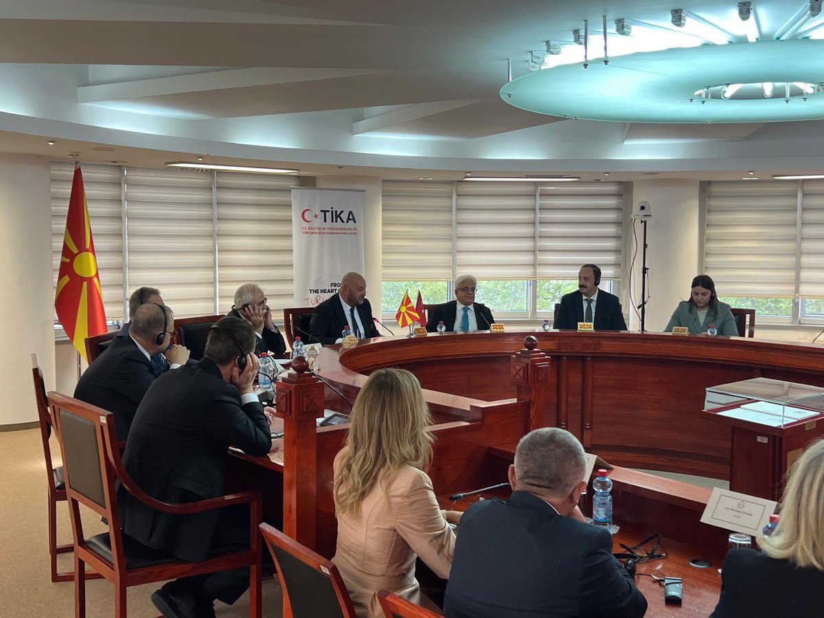 🧑‍⚖️👩‍⚖️K.Makedonya Anayasa Mahkemesi’ne Teknik Altyapı Desteği

#TİKA tarafından donanımı gerçekleşen toplantı salonu K.M.C.Anayasa Mah.Bşk.Darko Konstadinovski,<a href="/AYMBASKANLIGI/">Anayasa Mahkemesi</a> Bşk.Kadir Özkaya,<a href="/TC_UskupBE/">Türkiye in North Macedonia</a> B.elçisi Fatih Ulusoy ve TİKA Bşk.Yrd. Dr.<a href="/Mahmutcevik06/">Dr. Mahmut Çevik</a>’in katılımıyla açıldı