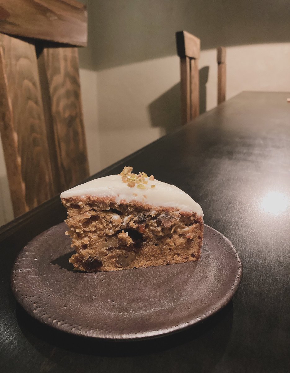 クミンキャロットケーキ

最近よくご用意しているキャロットケーキは毎回レシピを変えて作っています。(飽きてしまうので全てのお菓子がそうですが…)
今日はクミン、黒糖、米粉などを入れてみました。カレーみたいです。