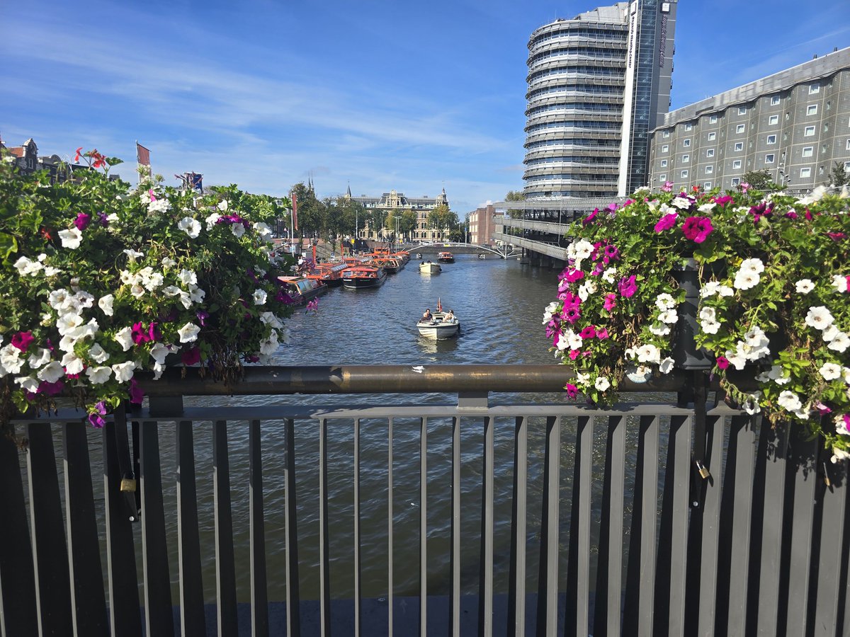 #pokemongosafari Amsterdam was a great finish of my Roadtrip.
It was a great journey with friends through the city: long walks, boooattrip, sightseeing. Could bet all gymleaders. Also could answer all the question of the GibleQuiz at the Social.
i enjoy the whole event #pokemongo