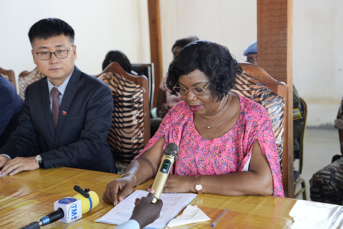 Le 27 septembre, pour soutenir la cause des femmes et des enfants en Centrafrique, l’Ambassade de Chine et la Fondation Tina TOUADERA ont co-organisé une remise des kits scolaires aux enfants en présence de la Première Dame de la Centrafrique, S.E.Madame Tina TOUADERA.