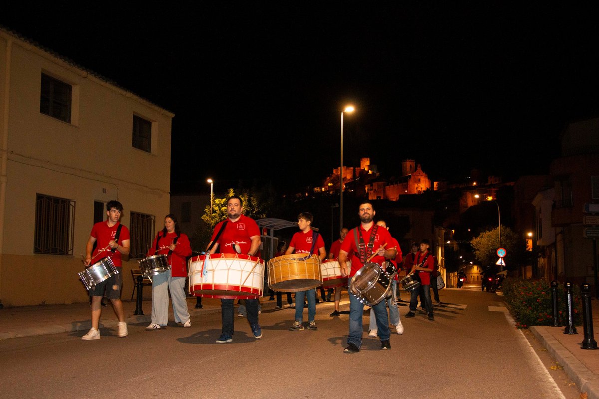 💥 Vilafamés ha viscut amb intensitat les festes de Sant Miquel de Veremes en honor al patró del poble

📣 El divendres es van encetar els actes festius

📸 Totes les fotografies de la cercavila: vilafamesfotos.quickconnect.to/mo/sharing/mFa…

📸 Totes les fotografies del sopar: vilafamesfotos.quickconnect.to/mo/sharing/Zeb…