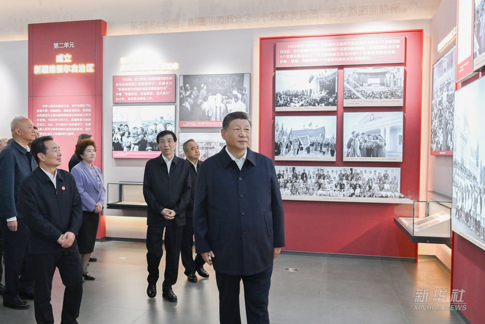 zhang86945's tweet photo. 24日上午，习近平总书记在乌鲁木齐文化中心展览馆参观新疆维吾尔自治区成立70周年主题成就展。该展览全景展现了70年来在中国共产党坚强领导下、在全国各地大力支援下，新疆各族人民团结一心、艰苦奋斗、顽强拼搏取得的辉煌成就。 https://t.co/E1FYI4y0rI