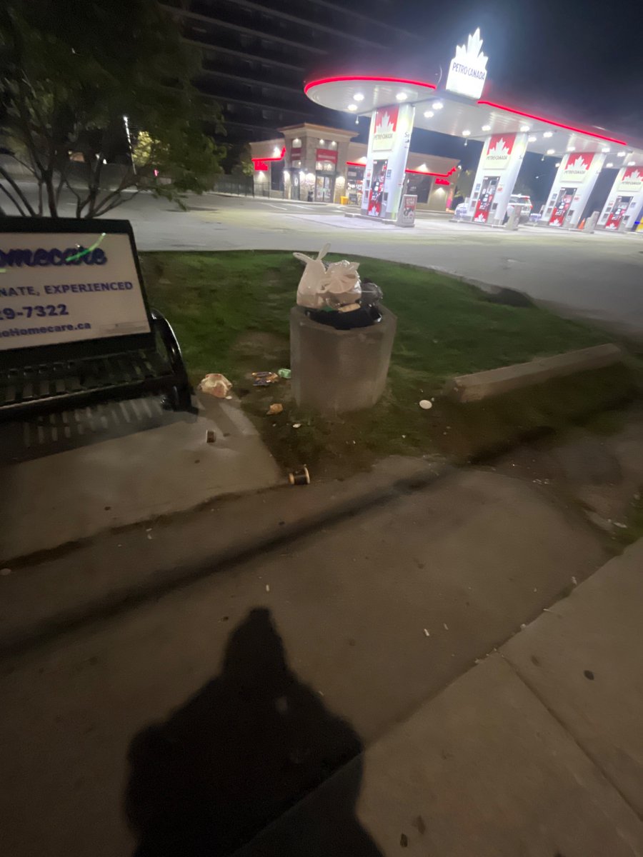 tpdemixxx's tweet photo. Upper James and Mohawk location, garbage, and mice everywhere really needs a cleaning @hsr https://t.co/G6IFdqTsVX