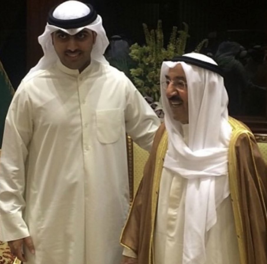 akalghanim11's tweet photo. " في #ذكرى_وفاة_صباح_الأحمد "

نستحضرُ اليومَ طيفَ رجلٍ عظيمٍ لم يكن مجرّدَ أميرٍ في قصره، بل كان أباً في قلبه، ومعلّماً في حكمته، وحارساً نبيلاً على حدود وطنه.
رحل عنّا الشيخ #صباح_الأحمد ، غير أنّ وصاياه باقية، وأثره ممتدّ، ومنهجه معلَّقٌ في سماء الكويت ككوكبٍ هادٍ لا يأفل.

كان مدرسةً تمشي على قدميها،
علّمنا في السياسة ما لم تُدرّسه المراجع، وأرشدنا في الحكمة إلى ما عجزت عنه الأكاديميات.
صبر على صخب الداخل وتقلّبات الخارج، فكان ميزاناً لا يختلّ، ومرساةً لا تميل، وجسراً تعبر عليه الأزمات إلى برّ النجاة.

هو مترنيخ العرب، ونسختنا العربية الأصيلة من (رجل التوازنات الكبرى) مهندسُ السياسة الخارجية الكويتية، و (بنّاءُ ركائز أمنها الإقليمي والدولي).
كان يرى أبعد من حدود الخرائط، ويُدرك أنّ الكويت لا تُصان بالقوة وحدها، بل بالحكمة، وبشبكة الأمان التي تنسجها الدبلوماسية، وبالرحمة التي تسبق الحزم.

في شخصه اجتمع اللينُ والصرامة، الرحمةُ والحزم، الكرمُ والدهاء، فصار رمزاً تتعلّم منه الأجيال، بأنّ السياسة ليست صراعاً على المكاسب، بل صناعةٌ للأمان، وحراسةٌ للهوية، وحفظٌ للمكانة.

رحم الله أميرنا ووالدنا، صباح الأحمد،
الذي أورث للكويت مجداً يليق بها، بعد أن ترك لنا  (وصاياه الراسخة) التي ما زالت تُعلّمنا كيف ننظر إلى العالم والإقليم لا بعيون الخوف، بل ببصيرةٍ تستشفّ المخاطر وتصنع الفرص.

رحمهُ الله رحمةً واسعةً، وأسبغ عليه من رضوانه، وجعل قبره روضةً من رياض الجنة، وبلّغه منازل العليين، مع الشهداء والصديقين، وحسنَ أولئك رفيقاً.