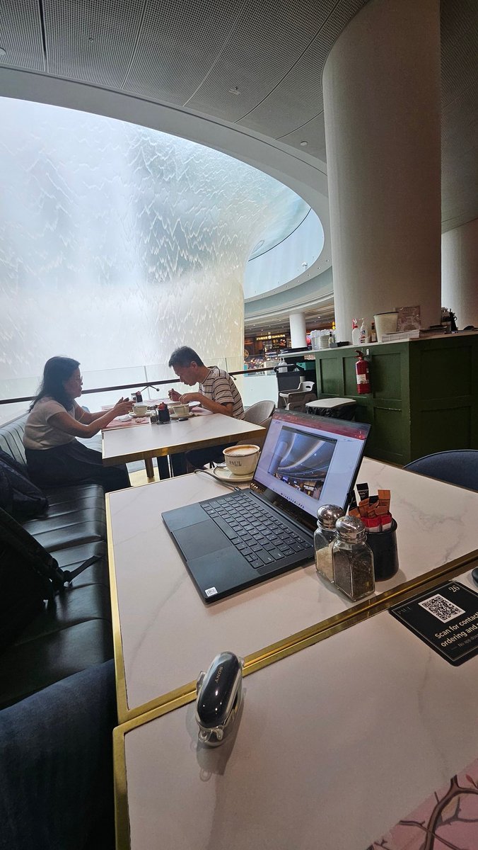 fengweb3's tweet image. GOOD AFTERNOON, Meeting right after I arrived ✈️💻
Only at Singapore’s Jewel can you jump from runway to Zoom call with a waterfall view 🌊✨
#WorkFromAnywhere #Singapore