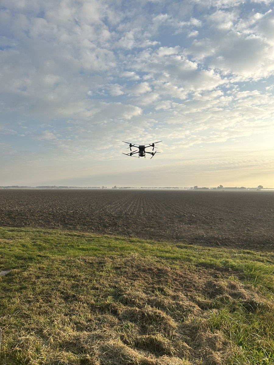 janslik's tweet photo. Zaaien van #groenbemester voor #oogst26 mooi groen de winter in #drone #flakkee @iperen_nl https://t.co/pqV3rRZHpz