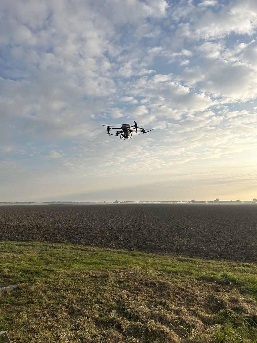 janslik's tweet photo. Zaaien van #groenbemester voor #oogst26 mooi groen de winter in #drone #flakkee @iperen_nl https://t.co/pqV3rRZHpz