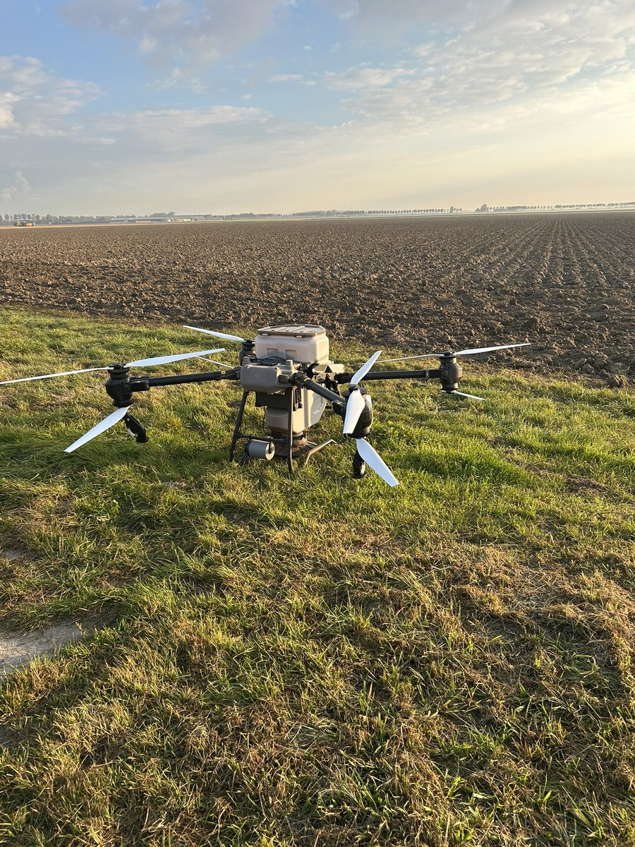 janslik's tweet photo. Zaaien van #groenbemester voor #oogst26 mooi groen de winter in #drone #flakkee @iperen_nl https://t.co/pqV3rRZHpz