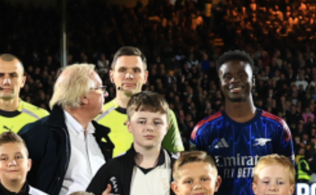 GlobalQALtd's tweet photo. Happy Monday everyone. Here is a photo of our Senior Consultant Barry with Bukayo Saka, we can only presume he was informing him of the benefits to implementing an ISO management system when the official photo was being taken! That or some 'friendly' advice for the game ahead. https://t.co/NujnBEzTsQ