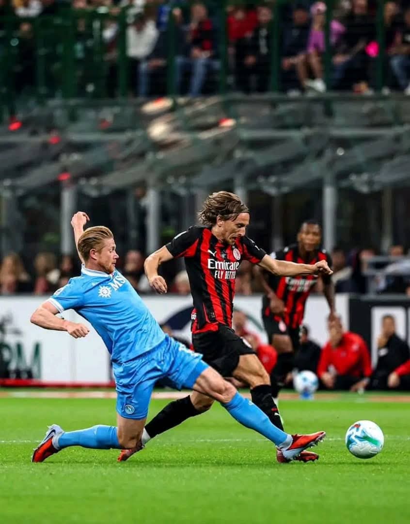 PavelDiallo's tweet photo. Photo légendaire 🐐😱 la Team à San Siro
Modric vs Kevin Debryne 💙❤️
#MILNAP #SerieA https://t.co/nyp4zxS4iv