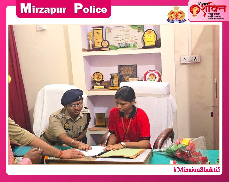 mirzapurpolice's tweet photo. #सोमेन_बर्मा #SSP_Mirzapur के निर्देशन मे #CO_Chunar पुलिस प्रशासन की एक युवा 12वीं की छात्रा द्वारा संभाली गयी कमान।एक दिवसीय क्षेत्राधिकारी चुनार का दायित्व ईशा साहनी ने सफलतापूर्वक निभाया जोकि वर्तमान में राजकीय बालिका इण्टर कॉलेज चुनार छात्रा हैं।
#UPPolice #Mirzapur https://t.co/qXmhNQEaTf