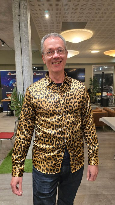 SylvainDeaure's tweet photo. On n'arrête plus l'IA...
En live, au #sdday, j'ai pu tester le dernier modèle de manipulation d'images "NanaLeopard" de @JeromePasquelin . ça tourne sur le tel, c'est de la folie ! https://t.co/lnk8WdYZhX