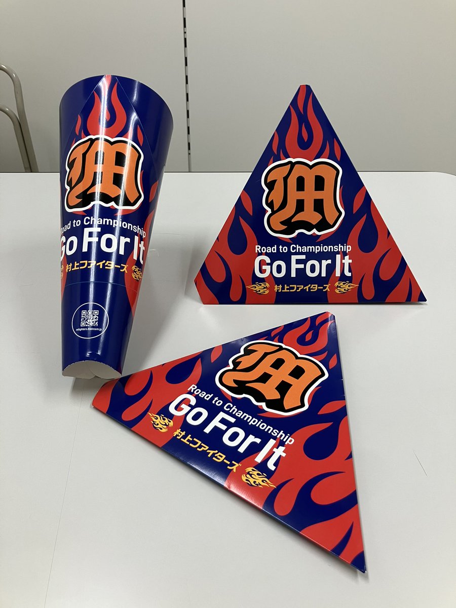 Fujioffset_Pr's tweet photo. 📣トランスフォームメガホン📣 少年野球チーム 村上ファイターズ さまにご採用いただきました！
応援して！📣 畳んで��📄 飾って！🏠 そしてまたメガホンに変身✨
がんばれ！ 村上ファイターズ！ 💪⚾
#メガホン #村上ファイターズ #少年野球 #応援グッズ #変身メガホン https://t.co/BmiCcSufBe