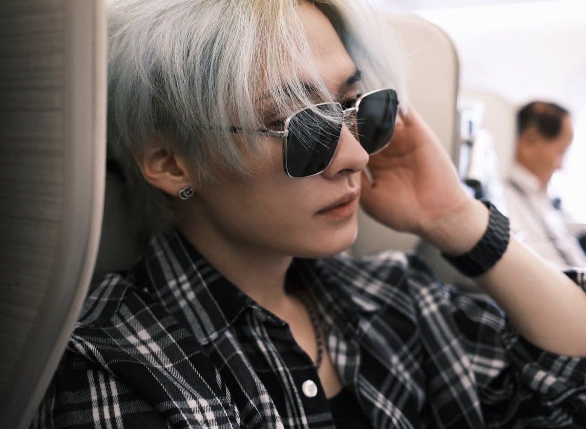 haetbitlinoring's tweet photo. NO BUT THESE PICTURES THIS SILVER LEEKNOW IS SRSLY INSANEE HE LOOKS SO CRAZY GOOD SO BEAUTIFUL WAHH https://t.co/esf73EYhDX
