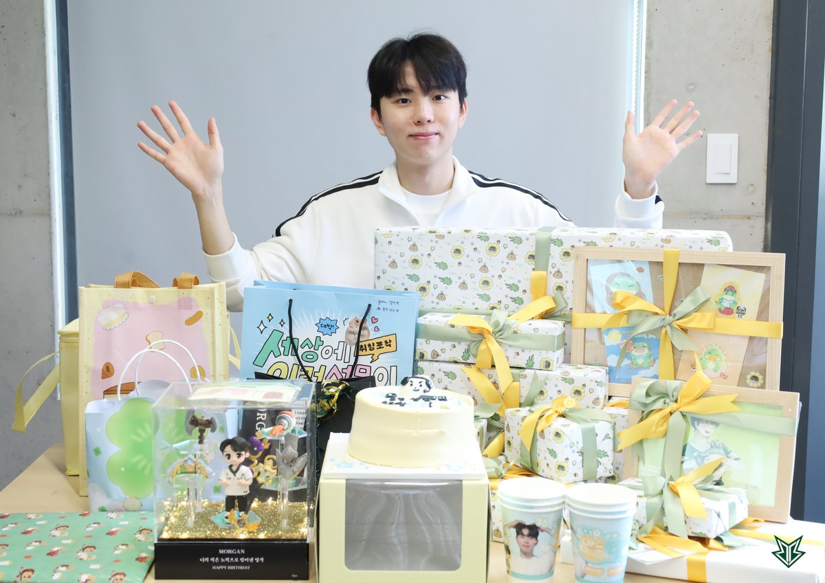 Brionesports's tweet photo. 모건 선수를 응원하는 많은 팬분들께서 생일 선물을 보내 주셨습니다 🎂

한국 팬 분들을 포함한 전 세계 팬 분들이 보내 주신 정성 가득한 선물들과 축하 메시지 덕분에 모건 선수가 누구보다 행복한 생일을 보냈다고 합니다! ☺️

언제나 많은 사랑 보내주시는 팬분들께 진심으로 감사합니다 🤍 https://t.co/9AvP4MBmpv