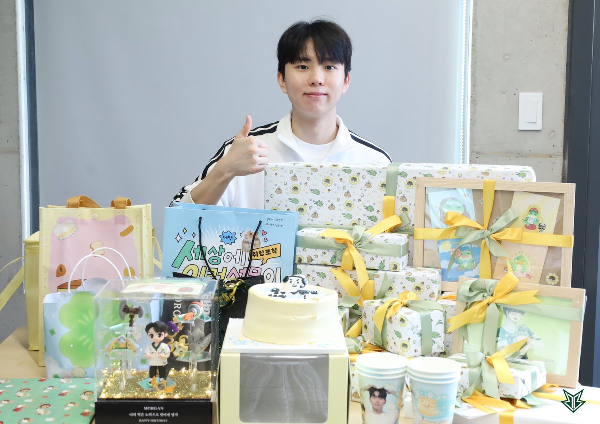 Brionesports's tweet photo. 모건 선수를 응원하는 많은 팬분들께서 생일 선물을 보내 주셨습니다 🎂

한국 팬 분들을 포함한 전 세계 팬 분들이 보내 주신 정성 가득한 선물들과 축하 메시지 덕분에 모건 선수가 누구보다 행복한 생일을 보냈다고 합니다! ☺️

언제나 많은 사랑 보내주시는 팬분들께 진심으로 감사합니다 🤍 https://t.co/9AvP4MBmpv