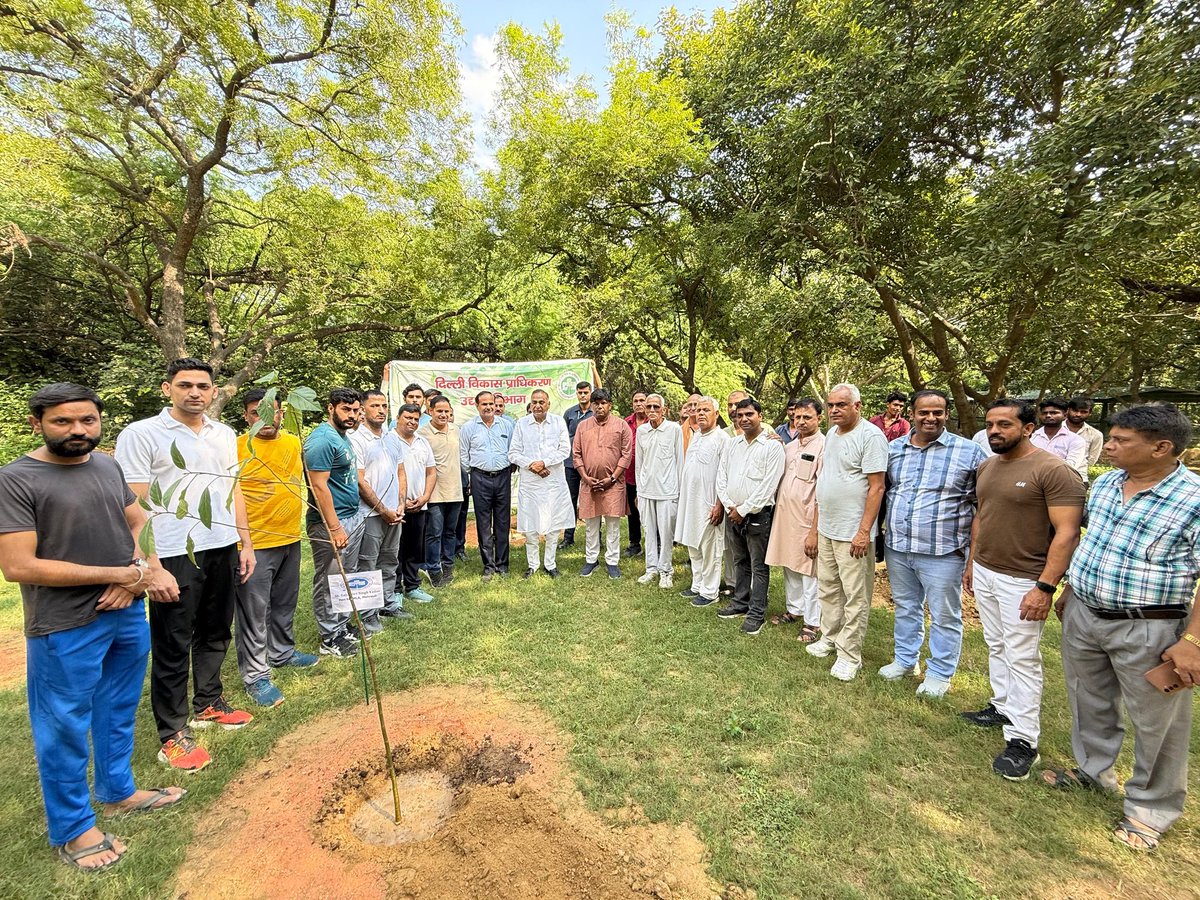 Gajainder Yadav #MEHRAULI (@gajainderydvbjp) on Twitter photo सेवा पखवाड़ा के अंतर्गत दिल्ली विकास प्राधिकरण द्वारा आयोजित “एक पेड़ माँ के नाम” वृक्षारोपण कार्यक्रम में संजय वन स्थित ग्रीन एरिया में वृक्षारोपण करने का अवसर प्राप्त हुआ।
इस दौरान दक्षिणी दिल्ली के माननीय सांसद श्री <a href="/RamvirBidhuri/">Ramvir Singh Bidhuri</a> जी की गरिमामयी उपस्थिति ने इस पहल को और भी सेवा पखवाड़ा के अंतर्गत दिल्ली विकास प्राधिकरण द्वारा आयोजित “एक पेड़ माँ के नाम” वृक्षारोपण कार्यक्रम में संजय वन स्थित ग्रीन एरिया में वृक्षारोपण करने का अवसर प्राप्त हुआ।
इस दौरान दक्षिणी दिल्ली के माननीय सांसद श्री <a href="/RamvirBidhuri/">Ramvir Singh Bidhuri</a> जी की गरिमामयी उपस्थिति ने इस पहल को और भी