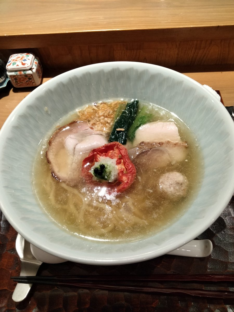 fukutaman4's tweet photo. 「饗 くろ㐂」さん@浅草橋駅で塩ラーメン🍜

ずっと啜りたかったコチラへ💨
旨塩から味変でイタリアンになるスープにやられた😋
具材も一つ一つが丁寧な作りで小松菜こんなに美味しいんだと感動🥰

大変素敵な一杯でした🍜
ごちそうさまでした🙏 https://t.co/P8uZwgNW9n