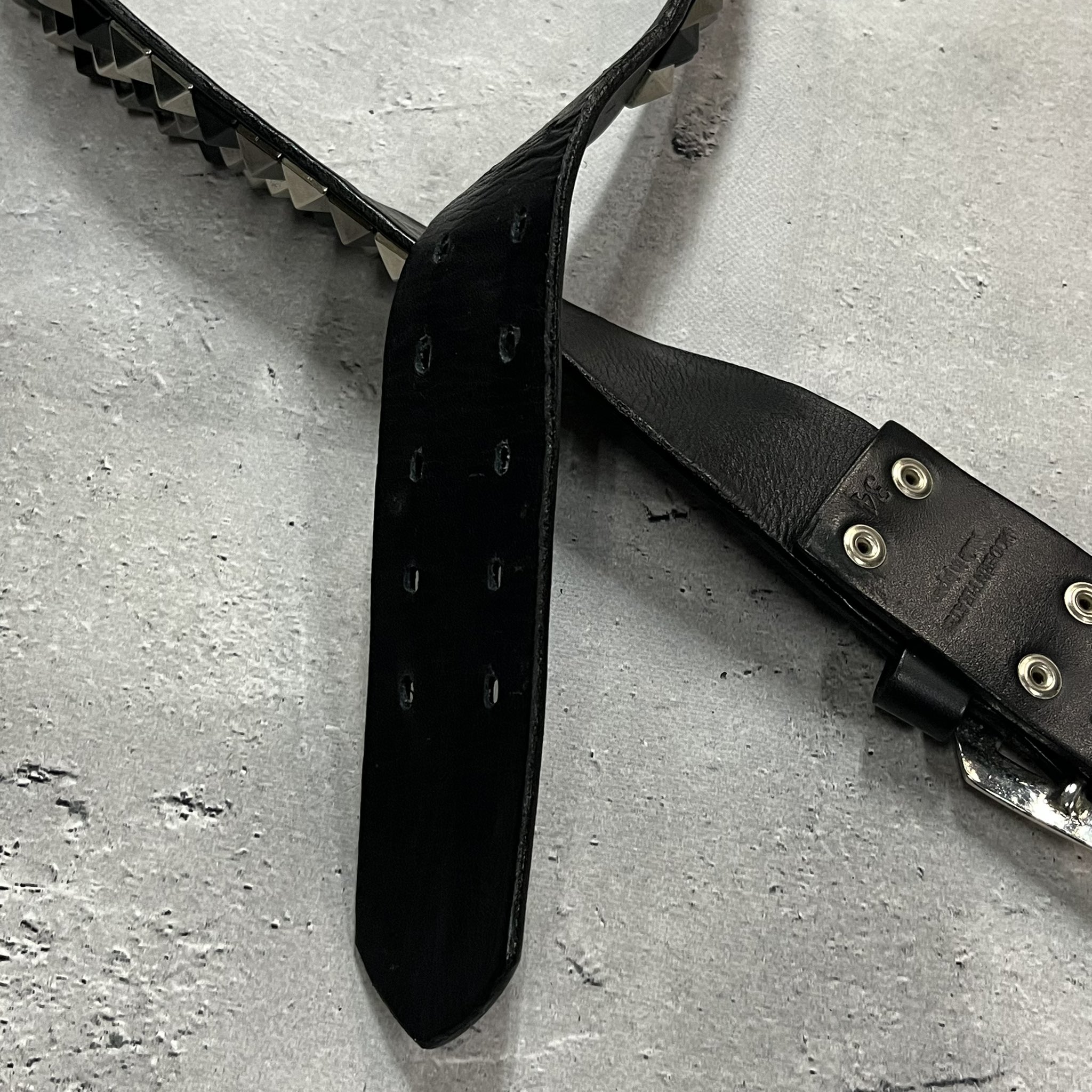 モダンパイレーツ　3連ピラミッドベルト　36インチ　ブラックニッケルスタッズ Modern Pirates Staff Official on X: 