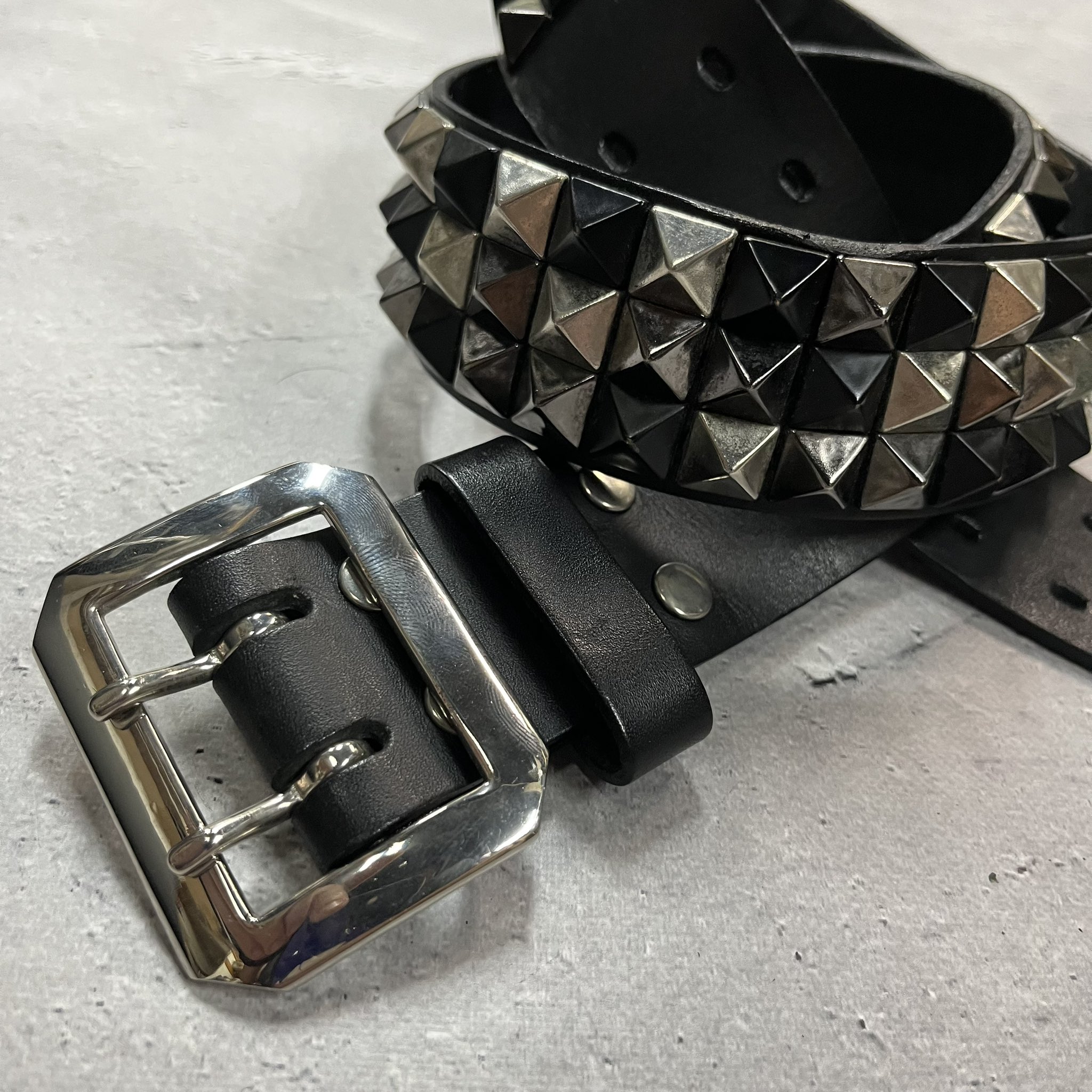 Modern Pirates モダンパイレーツ ピラミッドスタッズベルト MODERN PIRATES - 12MM 3連ピラミッドスタッズベルト (シルバー