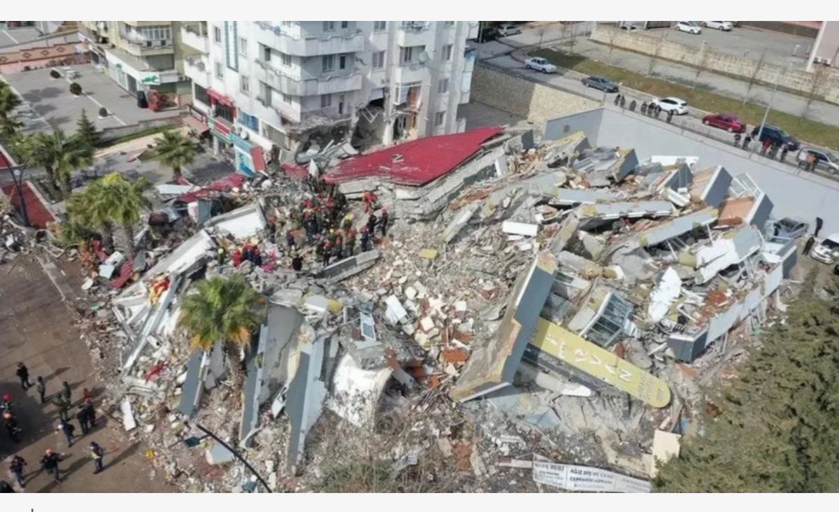 hasansinar_'s tweet photo. EZGİ APARTMANI DAVASI, YARIN…

6 Şubat depreminin sembol davalarından olan Ezgi Apartmanı davasında yarın saat 9’da çok önemli bir duruşma görülecek.

35 yurttaşımıza mezar olan Ezgi Apartmanı’nda dava süreci, kolon kestiği iddia edilen 3 sanık hakkında iddianamenin  “olası kast” ile düzenlenmesi nedeniyle, tüm deprem davaları için emsal olma özelliği taşıyor.

Olası kastla yargılanan sanıklardan 2’si 702 gün firari kaldıktan sonra yakalanmışlardı. Bu duruşmada yakalanan sanıklar da katılacak. Olası kastla yargılanan 3. sanık ise, önceki duruşmada tahliye edildikten sonra firar etmişti ve yaklaşık 100 gündür yakalanamadı.

Şurası açık ki, kadim “cezasızlık kültürü” yine galip gelmeye ve Ezgi Apartmanı davasındaki sanıkları dişe dokunur bir ceza almadan kurtarmaya çalışıyor.

Adaletin tecellisi için, mağdur ailelerin yanında yer almak ve bu “cezasızlık kültürü”ne hep birlikte DUR demek, hepimiz için insani, ahlâki ve vicdani bir yükümlülüktür.

Ben de yarın, hak arama mücadelesine katkı vermek üzere, mağdur aileleri temsilen KATILAN VEKİLİ olarak duruşmada yer alacağım.

Tüm duyarlı yurttaşlarımızı, Ezgi Apartmanı davasını takip etmeye ve hak arama mücadelemize sahip çıkmaya davet ediyorum… @nurgul22 

#EzgiApartmanıDavası
#6ŞubatDepremDavaları
#isiasolasıkast